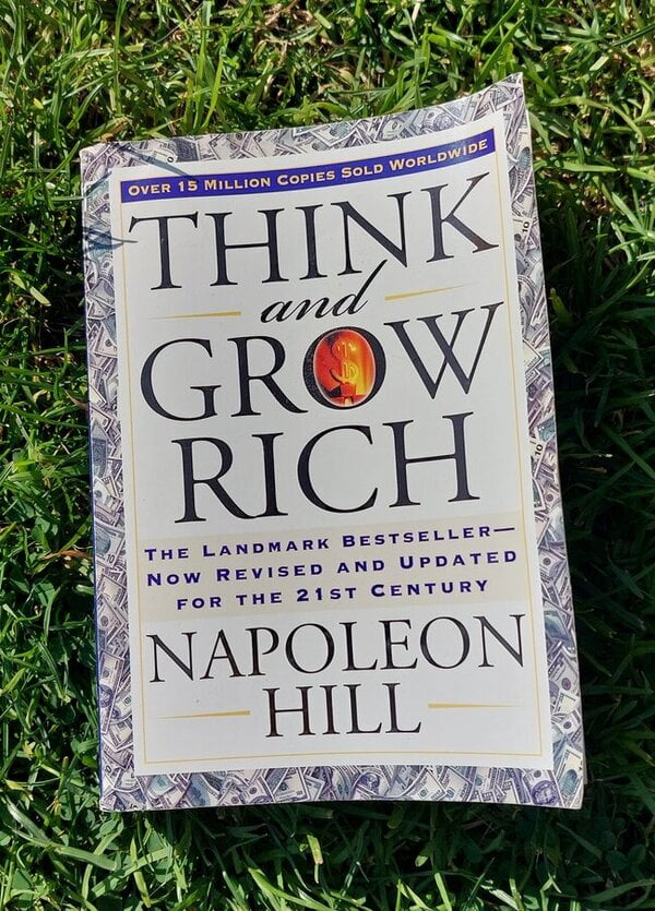 op deze afbeelding zie je een foto van het boek Think and Grow Rich