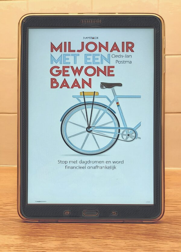 op deze afbeelding zie je een foto van het boek Miljonair met een gewone baan